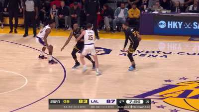 [Highlight] Steph Curry drills a triple from deep