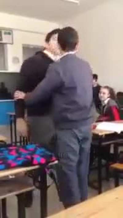 Liseli Mert g&uuml;nhan denilince aklıma ş&ouml;yle bir şey geliyor