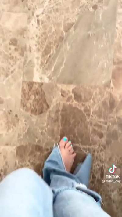 @milan_day&rsquo;s cute walking Aqua blue toes!!