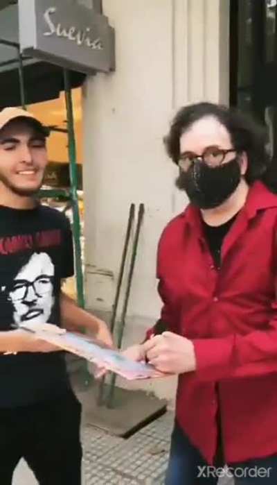 Estamos a 4 de febrero de 2021, casi un año de pandemia, y hay gente que se le acerca a Charly García, un tipo con 69 años y riesgo inmunológico, a pedirle autógrafos SIN BARBIJO. Quería compartir mí indignación