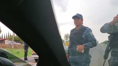 C&oacute;mo ven a estos gringos pidiendo que hablen ingl&eacute;s porque sino es ilegal jajaja. Suerte que el polic&iacute;a era buena onda