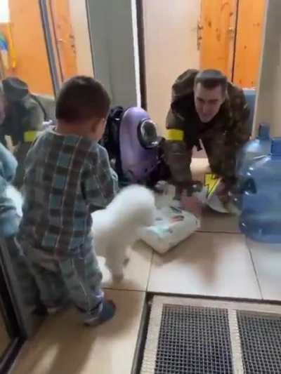Ukrainian toddler sees his military dad come home from the war to bring supplies. Russians supporting Putler - this is who you are trying to murder.