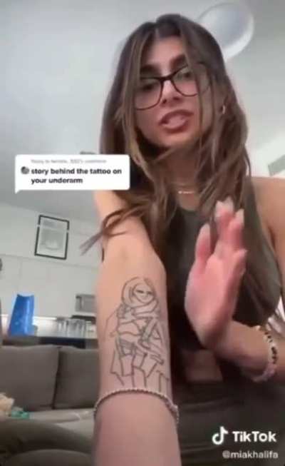 l&uuml;bnanlı ermeni orrospu mia khalifa koluna pkklı Asia Ramazan Antar resmini d&ouml;vmesi yaptırmış bu amk orrospunun videolarını bidaha izlemiyoruz boykott !