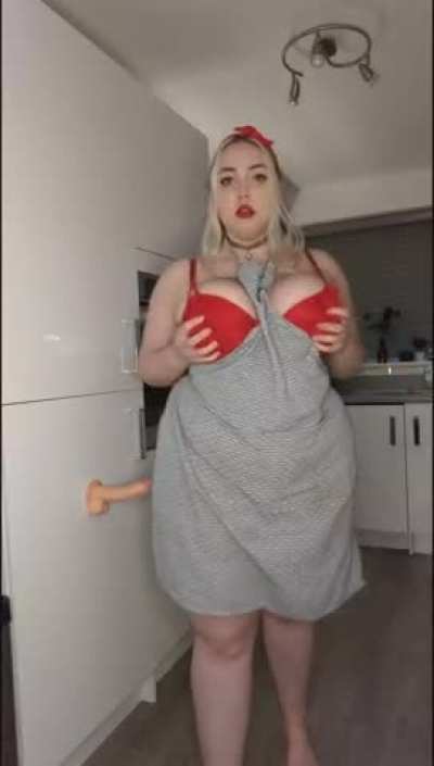[OC] Mommy is here to make you feel better 💕 Come start the year off right with 10% off my 800 photos and over 340 vids on my Onlyfans page 😇 Dick ratings are included with every new sub 😈