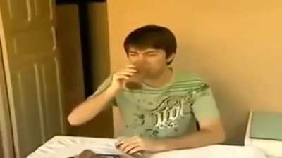 O estranho caso do menino que s&oacute; conseguia comer biscoito. KEKW