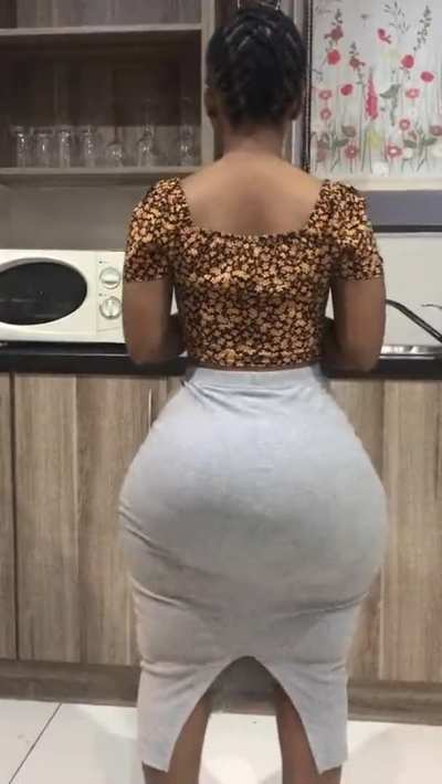 Look how heavy them asscheeks look as she lifts them up one at a time 😩😭🍑👋🏾