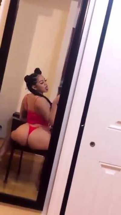 🍑🤳🏻