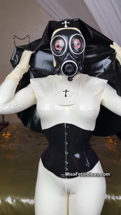 Happy gas mask Monday! 😜 Rate this look 1-10