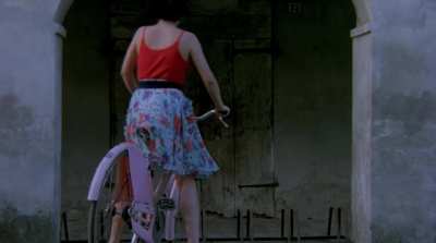 Smelling it is not a sin, right? | "Frivolous Lola(1998)"