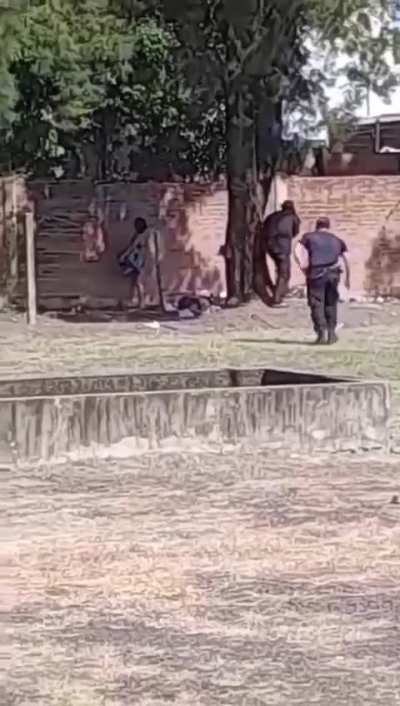 Corrientes: Una chica se robó un cajón de cerveza de una distribuidora, la policía intentó detenerla a piedrazos y disparos, pero no pudieron con la ladrona