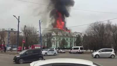 В Благовещенске загорелась больница и всех эвакуировали. Кроме хирургов, которые проводили сложную операцию на сердце - коронарное шунтирование. Транспортировка пациента была уже невозможна, так как сигнал эвакуации поступил после вскрытия грудной клетки.