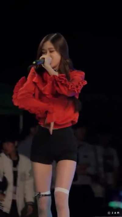 Blackpink - Rose/Rosé's tight butt