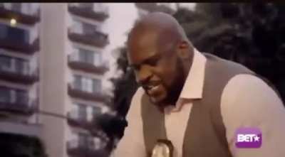 Shaquille O&rsquo;Neal brutally forces himself onto midget black guy
