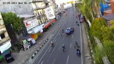 "goweser sialan ga perhatiin ada yg keluar jalur, bikin buang waktu gw aja"