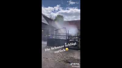 W&auml;r h&auml;ts gedacht das er denn Hochdruckreiniger gegen Haider benutzt...?