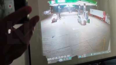 La fiscal&iacute;a de Sinaloa hace p&uacute;blico este video donde se mostrar&iacute;a el ataque, no asalto, contra H&eacute;ctor Melesio Cu&eacute;n Ojeda, en una gasolinera el d&iacute;a 25 de julio a las 21:56, quien seg&uacute;n &ldquo;El Mayo&rdquo;, habr&iacute;a sido asesinado en el lugar donde a &eacute;l lo secuestraron