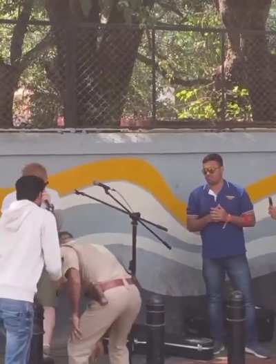 Cringe orange westoid singer finally stopped by chad Kannadiga police 😎