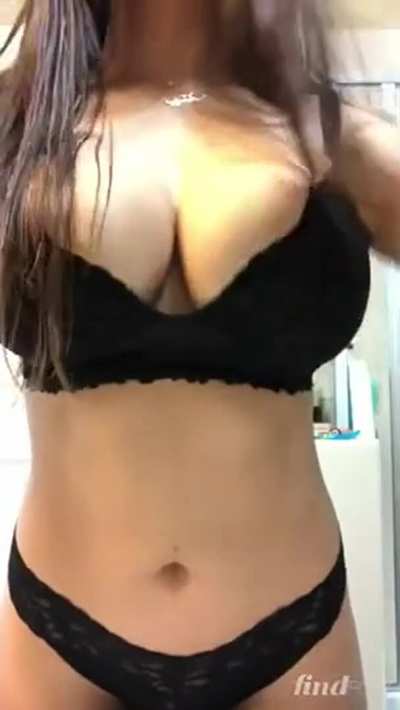 Mia Khalifa [r/NSFW_RoughAmerican]