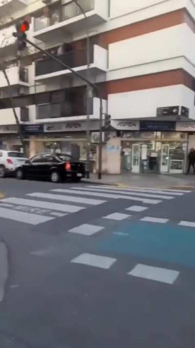 Delivery enganchó a un delincuente robando la bici de su amigo y lo increpó