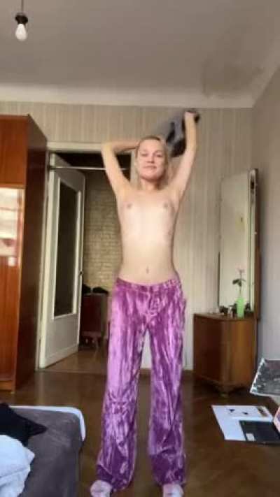 I&rsquo;m 20, only 4&rsquo;11, but still have no tits 😭