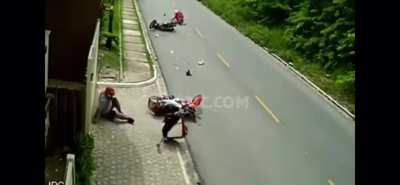 Dipshit tries to show off on his motorcycle and collides with another motorcycle.