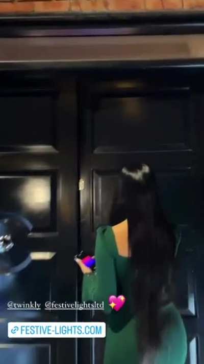 Mommy... 🤤 she looks very sexy in a short green dress 💚🔥