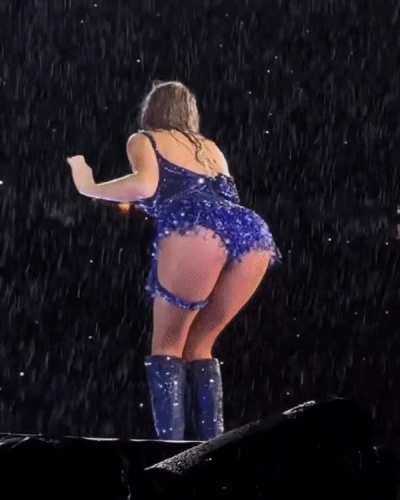 I wanna play with Tay delicious 🍑🍑🍑