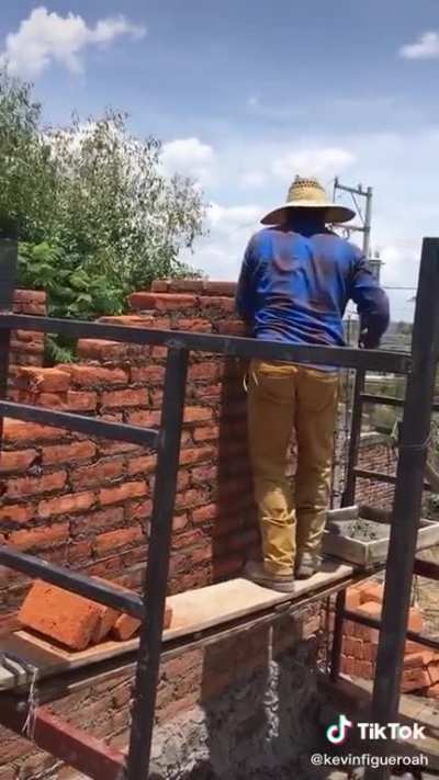 Que pendejo jajaja