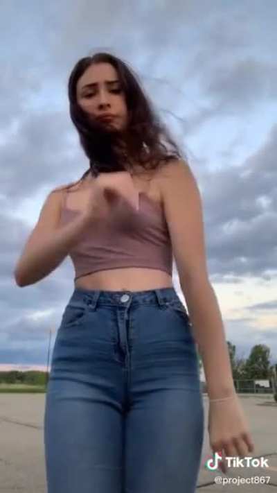 She dances aight