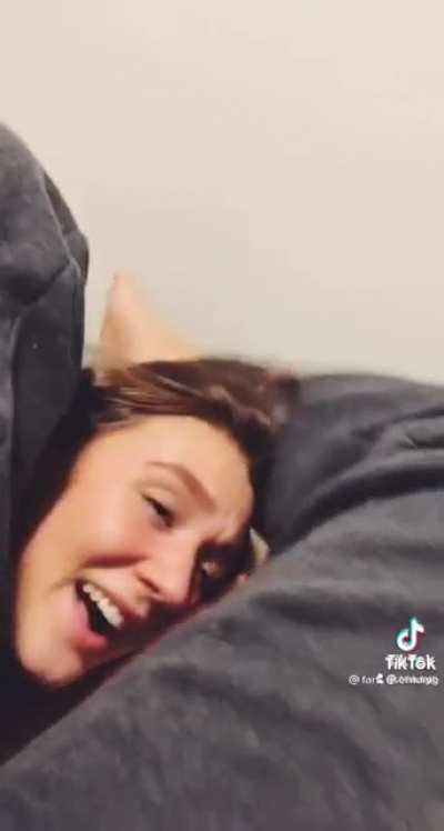 Imagine a girl is in a BJJ match and she locks in a triangle and does this 💨💨 farts a nasty one right in her opponents face