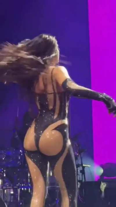 Gotta love Dua Lipa in black 😍