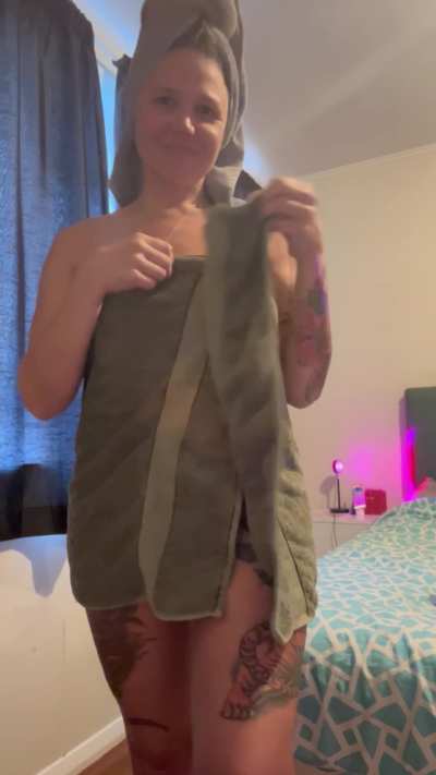 Whoops I dropped my towel 🤭