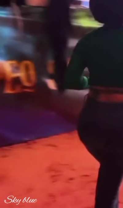 Cuando se da cuenta que le miro sus ricas nalgas 🤤 y me sonr&iacute;e 