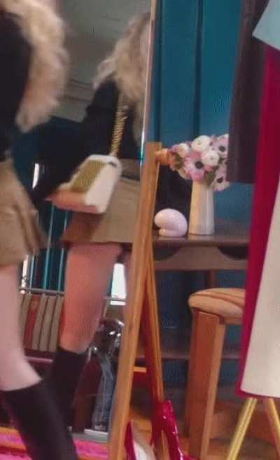 Sabrina Carpenter upskirt