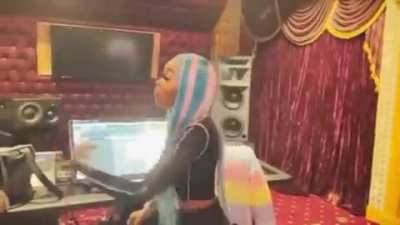 “Queen Von” Aka Asian Doll Preview Lol This Bitch Is DEFINITELY Drunk Off That Damn Beer To The Point Where She Actually Thinks She’s King Von Smh Rip V.Roy