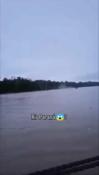 Argentinian Naval Patrol engages paraguayan narcos trying to cross the Parana river into Argentina 