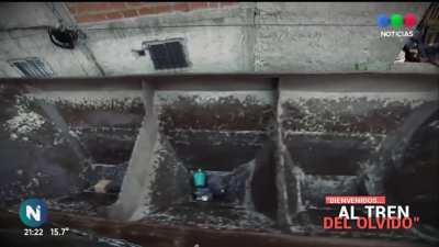 Tren de carga que cruza una villa = recolector de basura