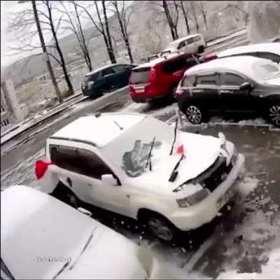 "E mo&ccedil;a da previs&atilde;o do tempo dizendo que ia cair s&oacute; um pouco neve"