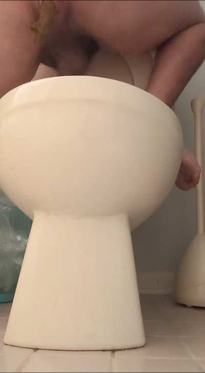 Lifting my Leg and Releasing a Big Yummy Dump up Close 🤤