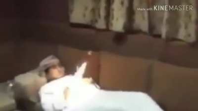 والله بكيت ضحك على هذا😂