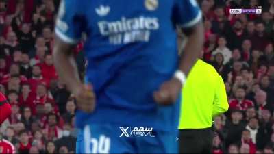 He&rsquo;s covered his mouth with his shirt to shout something at Vini. Not even a card for prestianni