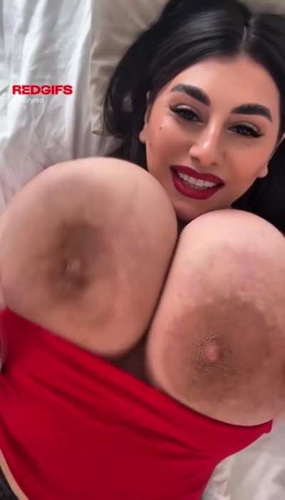 The way those big titties fell out 😍😍😍