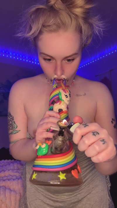 Stoner w tiny tits for u to stroke ur cock to