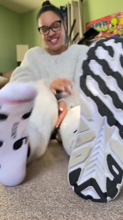 Dee&rsquo;s sneaker and sock removal tease