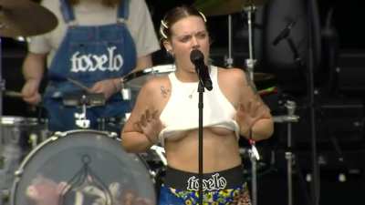 Tove Lo loves flashing boobs during her concerts