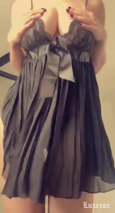 Luxexox reveals her awesome body