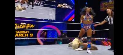 Mercedes mon&eacute; walking over Yuka