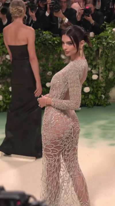 Emily Ratajkowski at Met Gala 2024 🤍 Rear view