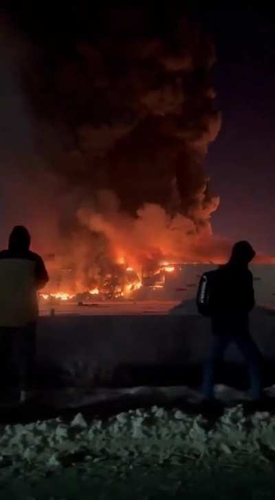 Russia: Wildberries employees burned down the 100,000m&sup2; (25 acres) warehouse in Saint Petersburg in response to Putin's fascist raids at the location earlier today - masses of workers were arrested to be sent to fight in Ukraine. Wildberries is Russia's A