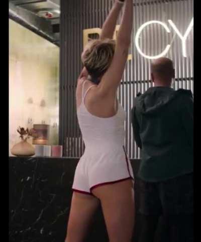 Kristen Stewart in booty shorts is the stuff of dreams! 🍑💦